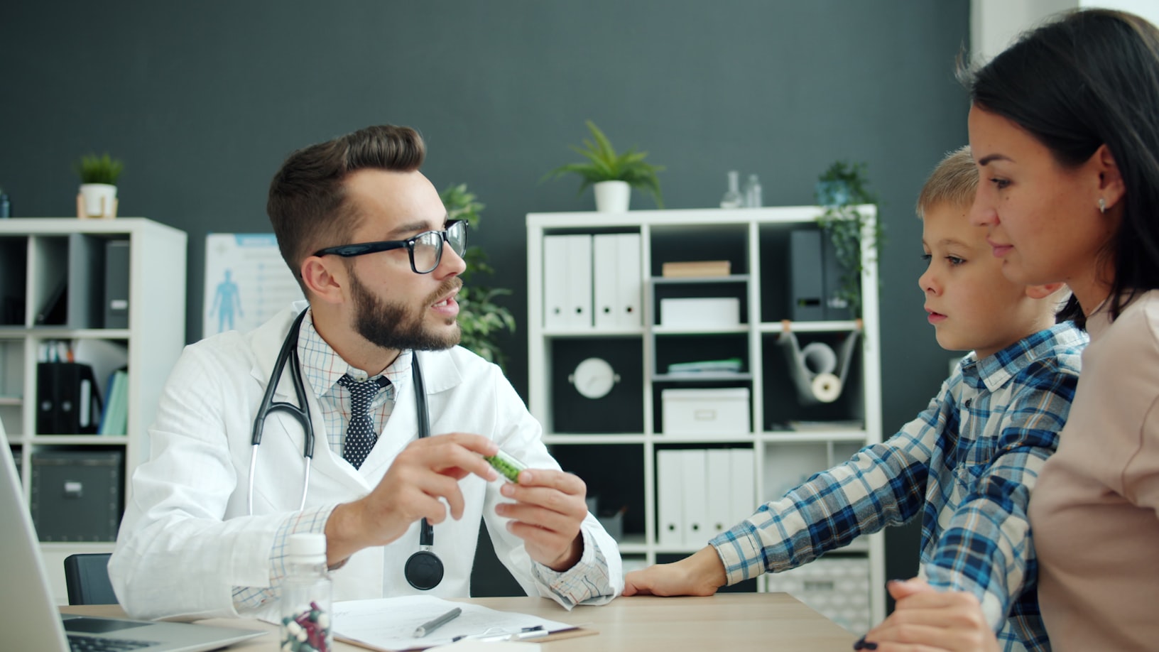 El Dr. Martinelli conversando con una mamá y su hijo durante la consulta