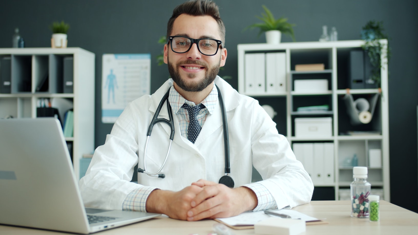 Dr. Joseph Martinelli en su consultorio